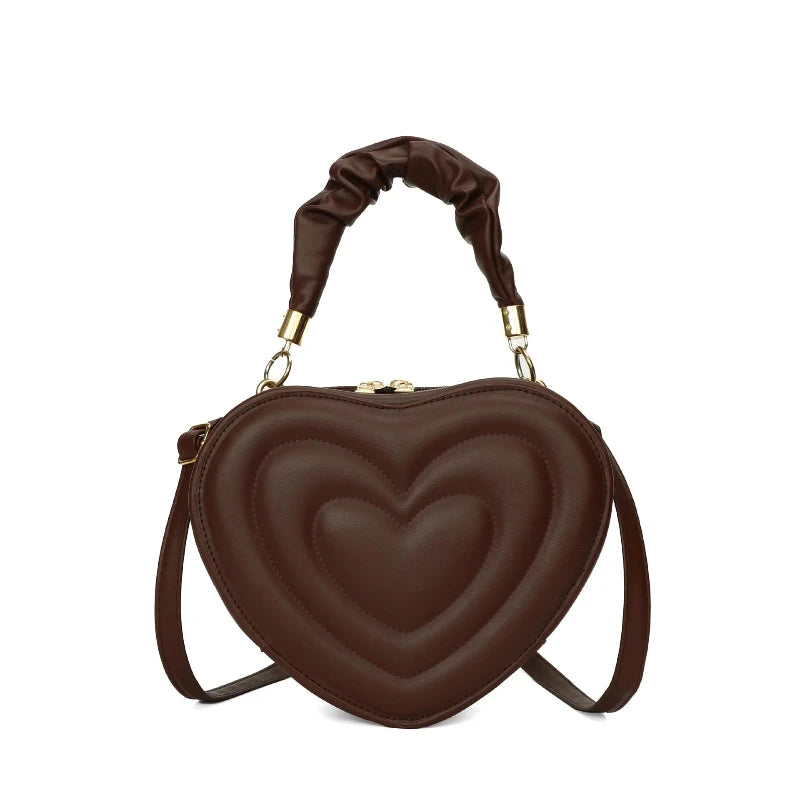 Sac Matelassé Marron au Design de Cœur sur fond blanc