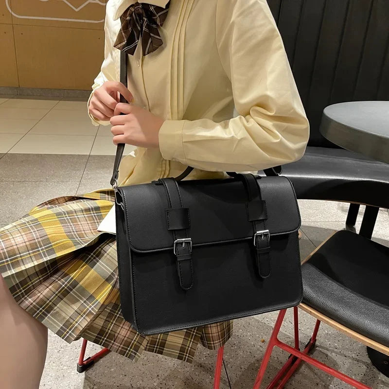 Sac Cartable Femme Rectangulaire porté par une femme assise