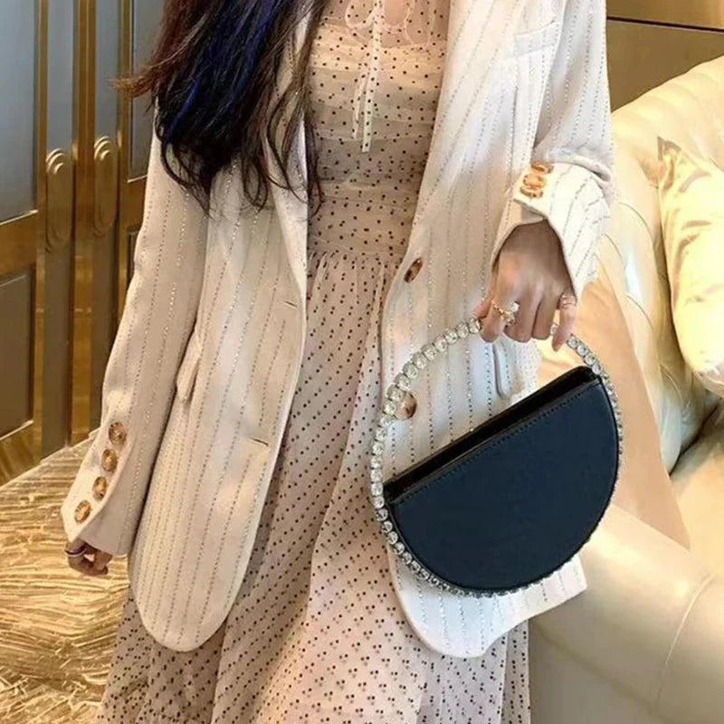 Sac à Main Mariage Femme Rond et Strass, porté par un mannequin.