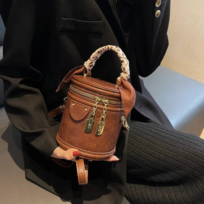 Sac Femme Seau Vintage et Marron porté par une femme