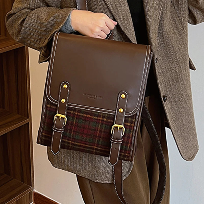 Sac Cartable Femme Rétro à Carreaux porté par une femme