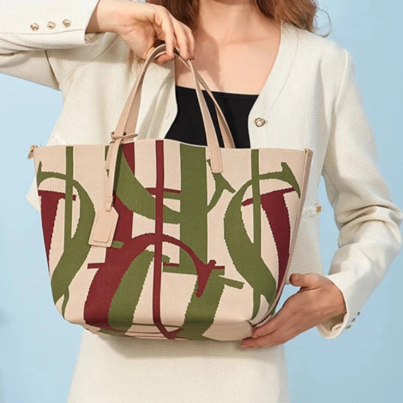 Grand Sac à Main Design Rétro, porté par un mannequin.