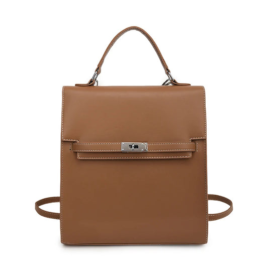 Sac à Main et à Dos Femme Élégant et Carré, de couleur marron, sur un fond blanc.
