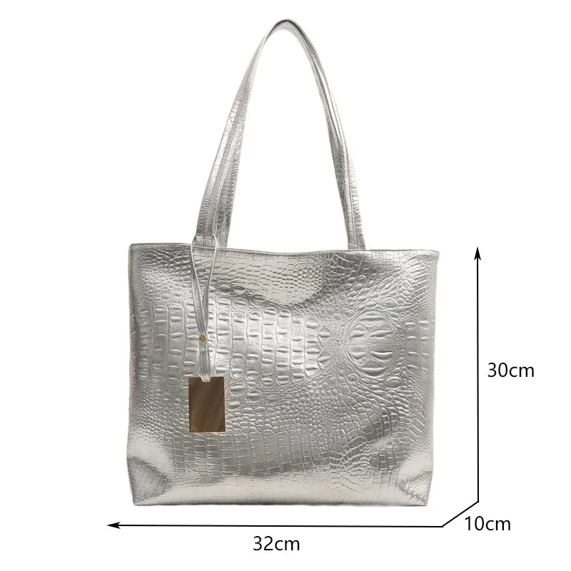 Grand Sac à Main Métallisé avec Effet Croco Élégant, avec ses dimensions détaillées 