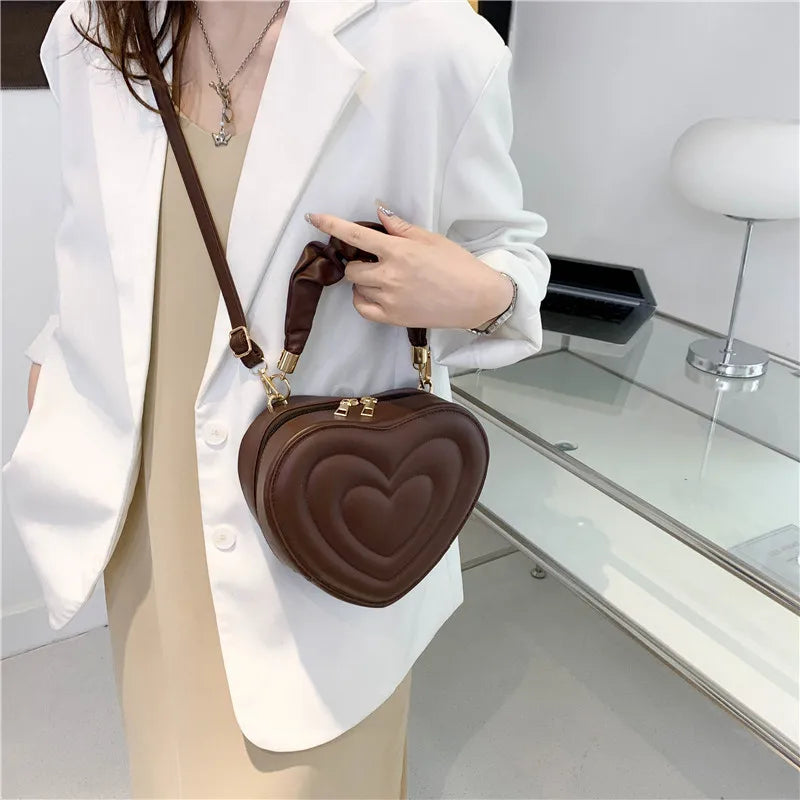 Sac Matelassé Marron au Design de Cœur porté par une femme