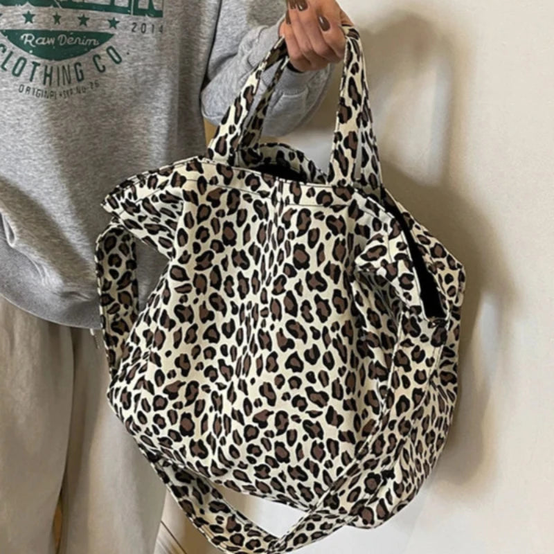 Sac à Main Léopard Blanc Grande Capacité porté par une femme