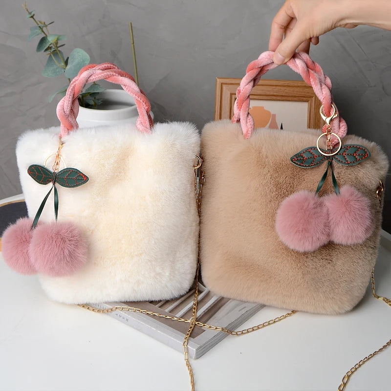 Sac à Main Fausse Fourrure avec Pendentif Cerise