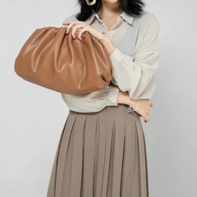 Sac à Main Souple Femme Vintage Marron, porté par une femme dans sa main.