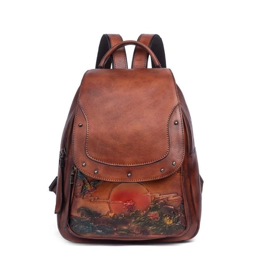 Sac à Main et à Dos Femme Vintage avec Dessin d'un paysage, multipoches, de couleur marron, sur un fond blanc.