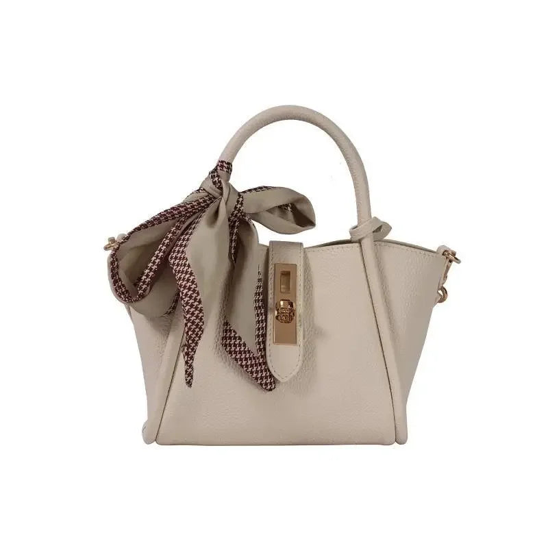 Petit Sac Porté Main Beige avec Foulard, sur fond blanc.