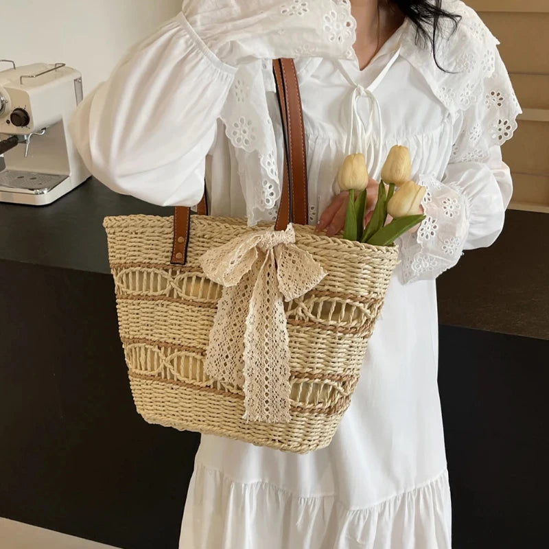 Sac à Main Panier de Style Vintage porté par une femme