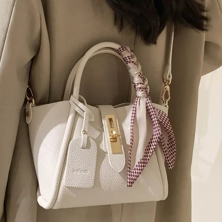 Petit Sac Porté Main Beige avec Foulard, porté par un mannequin.