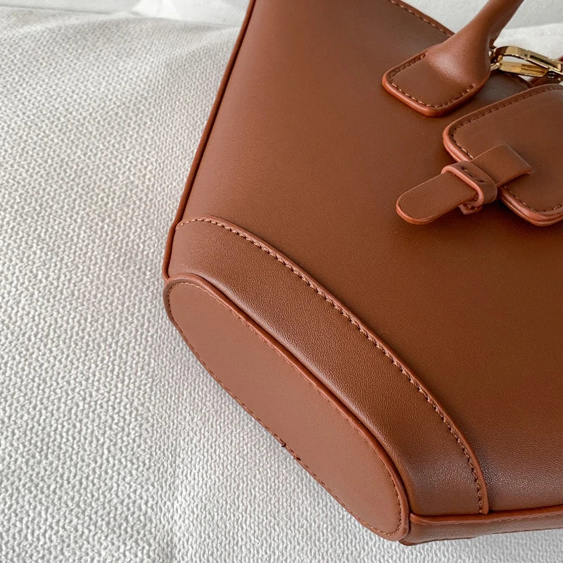 Sac à Main Luxe Tendance gros plan détail sangle - Marron Foncé - Noir - Camel