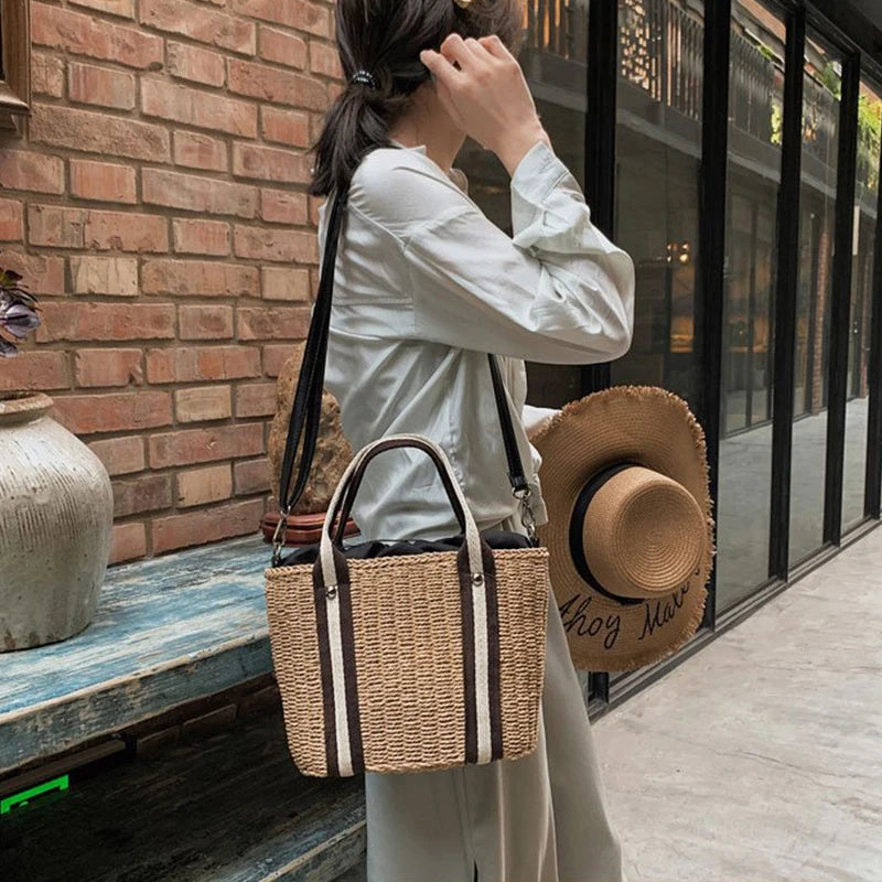 Sac à Main Panier en Paille avec Bandoulière, de couleur marron, porté par une femme, dans une rue.