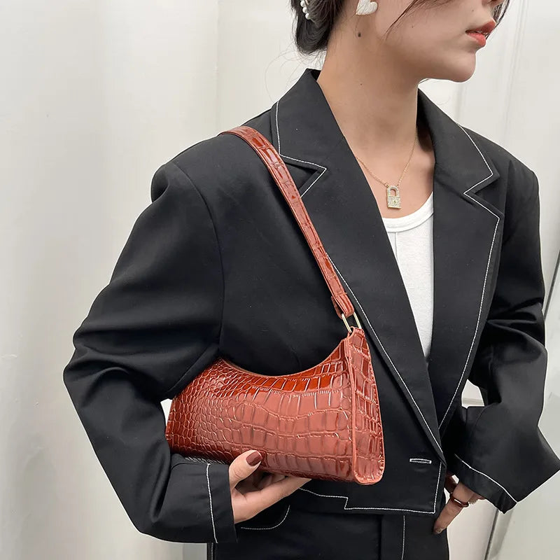  Sac Baguette Matelassé et Luxueux porté par une femme