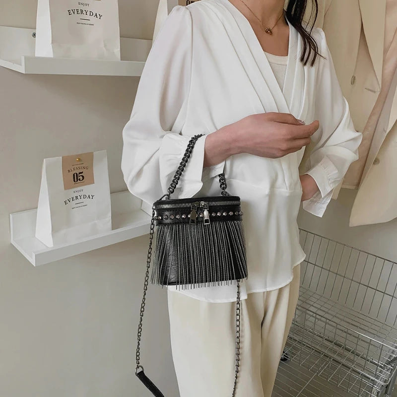 Sac à Frange Métallique Élégant, porté par un mannequin.