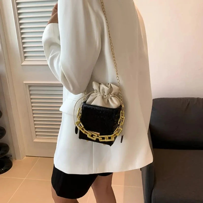 Sac Femme Bourse Chic à Nœud de Papillon porté par une femme