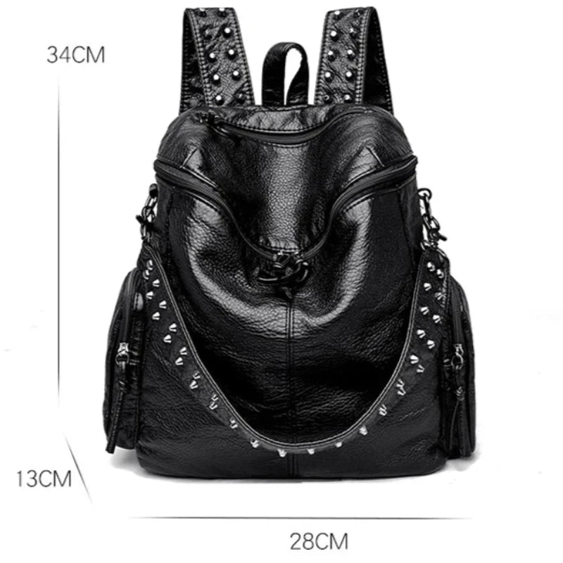 Sac à Main et à Dos Femme Tendance en Simili, de couleur noire, avec décorations à rivets sur les bretelles, sur un fond blanc.