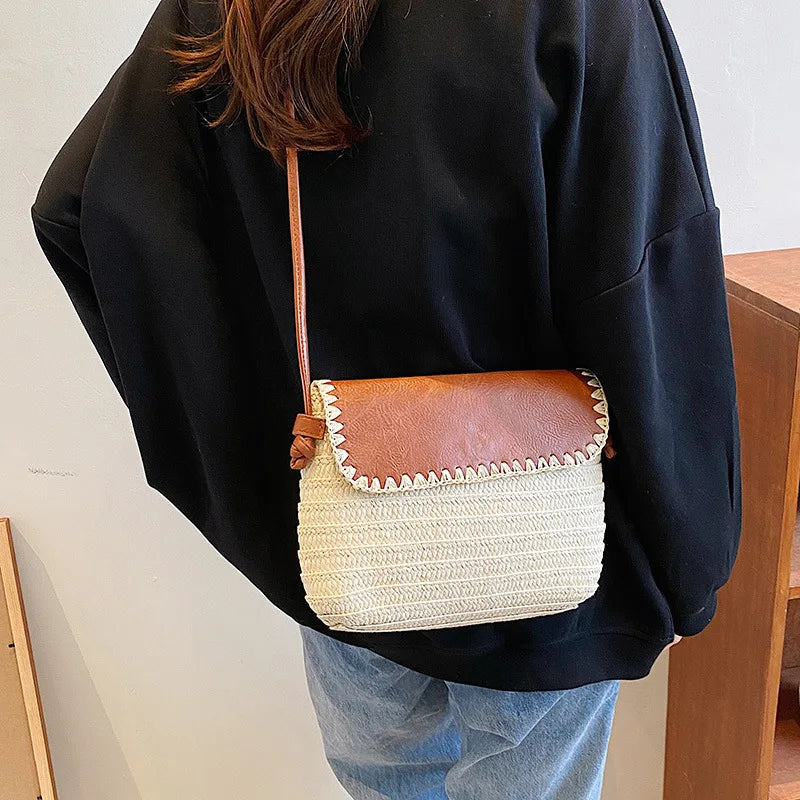 Sac Effet Osier Marron et Beige à Bandoulière, porté par une femme avce un haut noir.