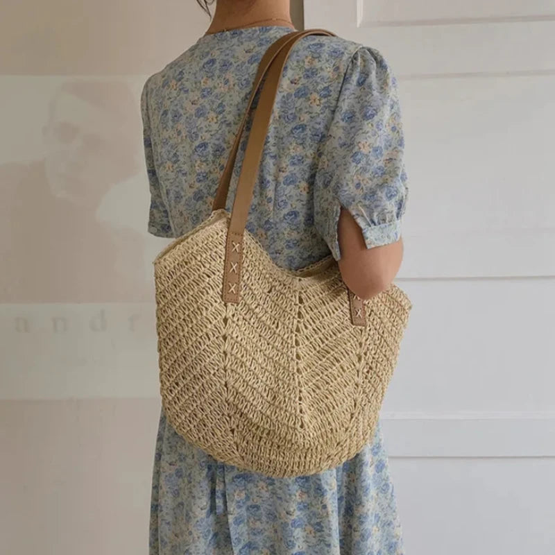 Sac à Main Fourre-Tout Bohème Chic , porté par un mannequin.