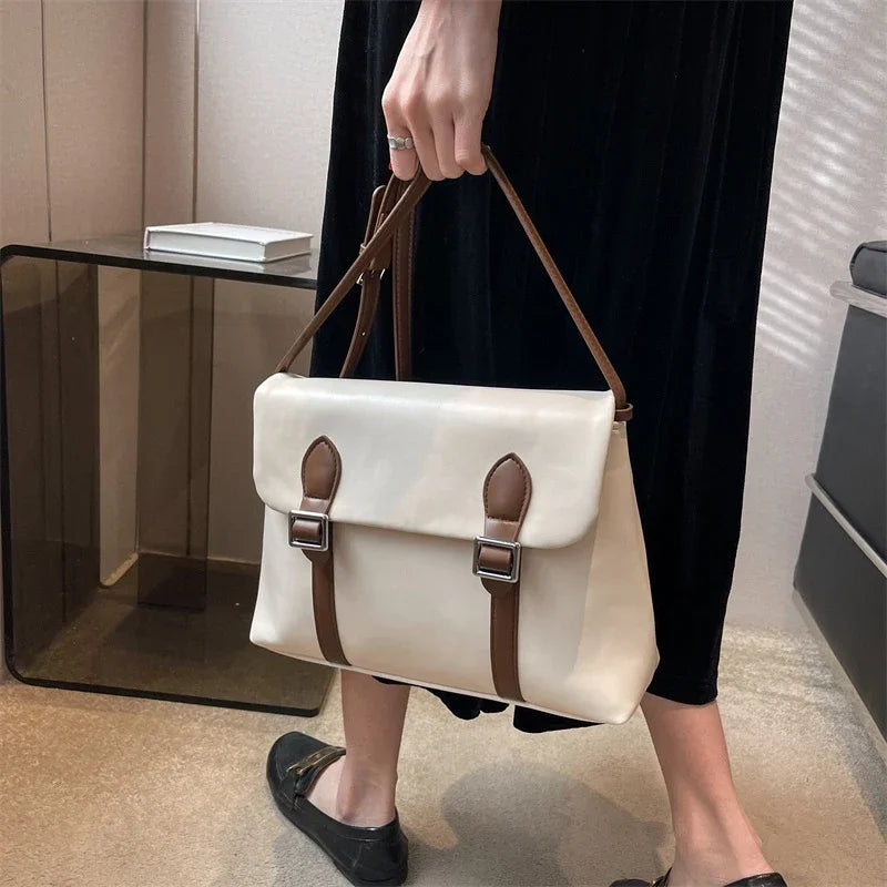 Sac Cartable Femme Chic et Vintage porté par une femme