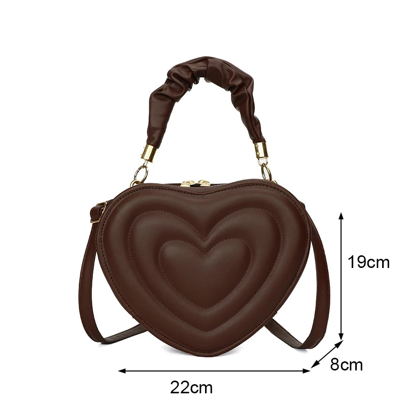 Sac Matelassé Marron au Design de Cœur sur fond blanc