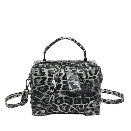 Sac à Main Léopard Moderne à Bandoulière sur fond blanc