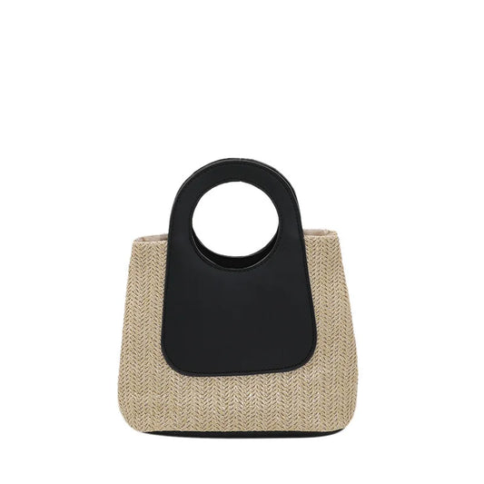Sac à Main Panier Rétro en Paille, de couleur beige et noire sur un fond blanc.