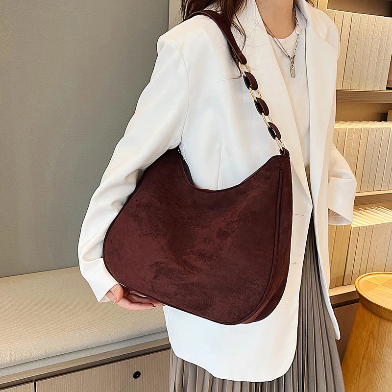 Sac Bandoulière Élégant pour Femme en Simili, porté par un mannequin.