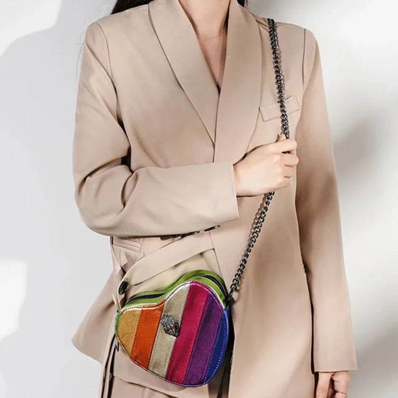 Sac à Main Multicolore au Design de Cœur porté par une femme