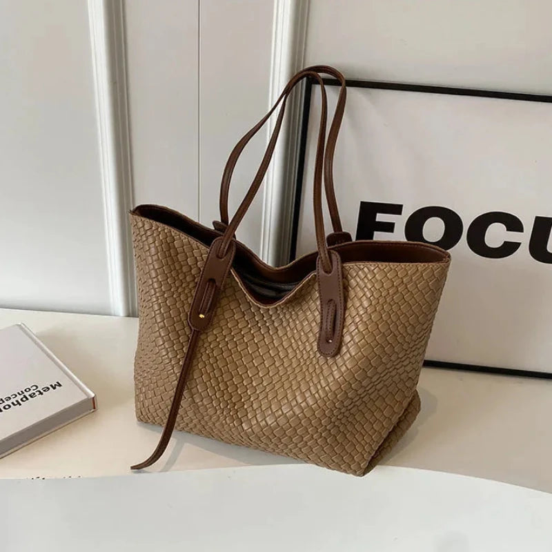 Sac Cabas Tressé mise en scène sur table - Ivoire - Marron Foncé - Kaki - Noir