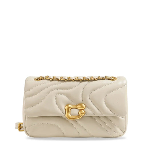 Sac Matelassé Luxueux et Moderne sur fond blanc