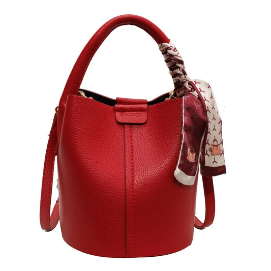 Sac Femme Seau Rouge et Raffiné sur fond blanc