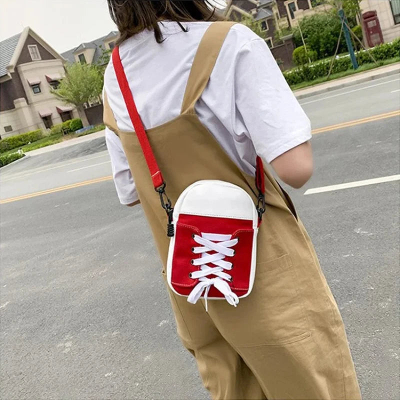 Sac Pour Petite Fille en Forme de Chaussure porté par une femme
