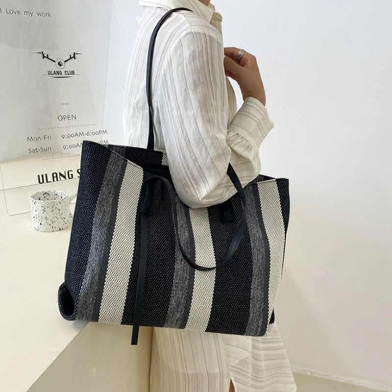 Sac Cabas en Toile Rayé Grande Capacité, porté par un mannequin.