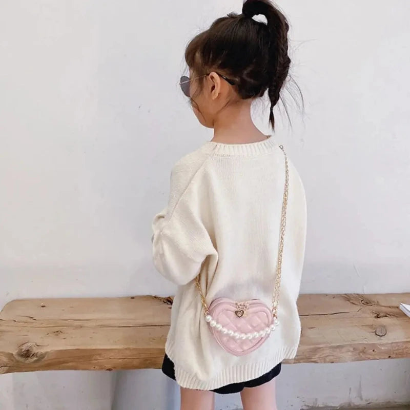 Sac Pour Petite Fille au Design de Cœur porté par une fille