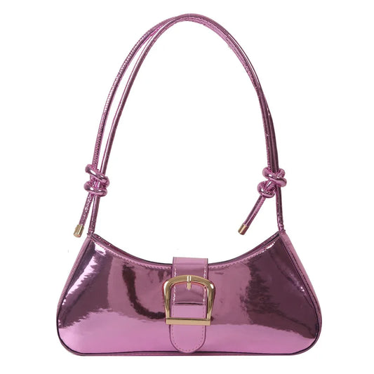 Sac à Main Baguette Métallisé et Design Contemporain, de couleur rose et sur fond blanc