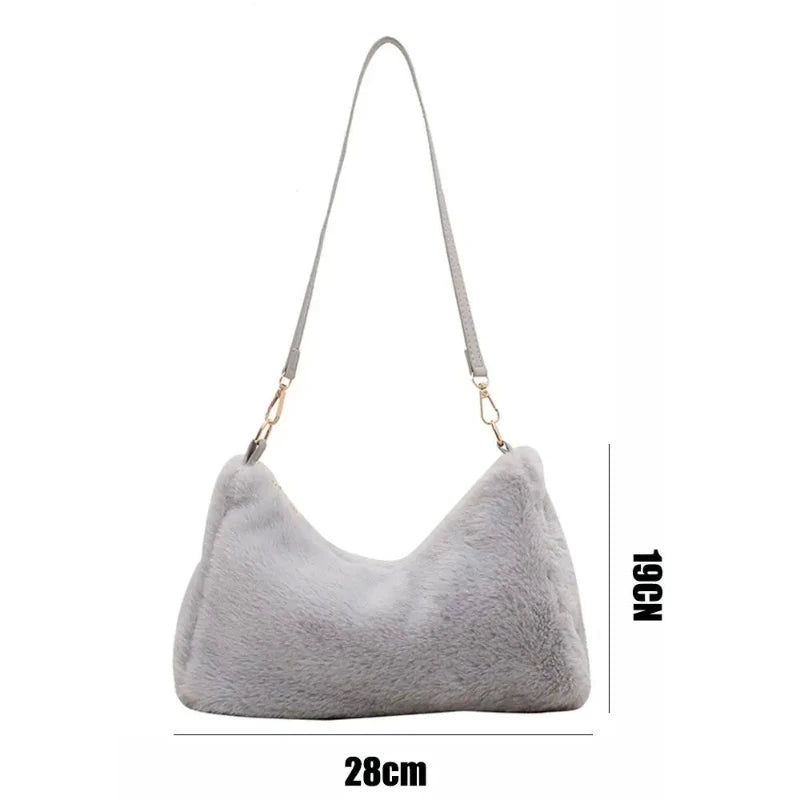 Sac à Main Doux et Gris en Fausse Fourrure sur fond blanc