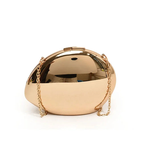Sac à Main de Soirée Original Forme Coquillage Brillant, de couleur dorée et sur fond blanc