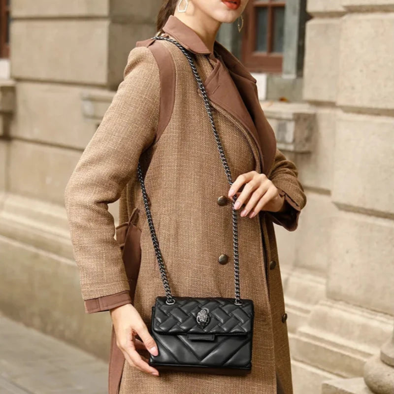 Sac Matelassé Noir avec Chaine porté par une femme