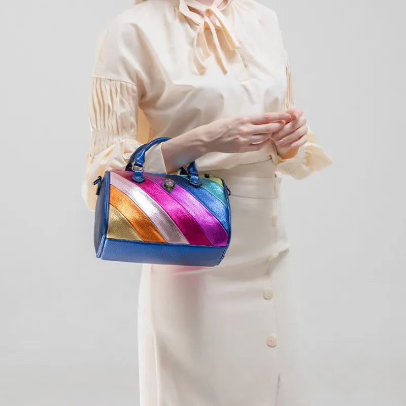 Sac à Main Multicolore et Original à Rayures porté par une femme