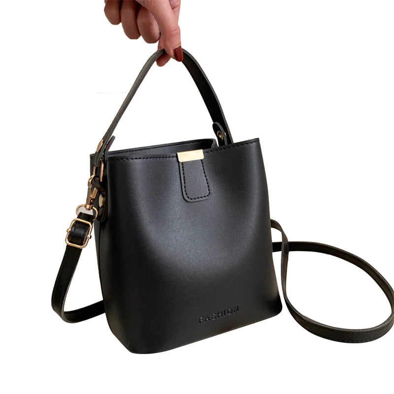 Sac Femme Seau Chic à Bandoulière sur fond blanc