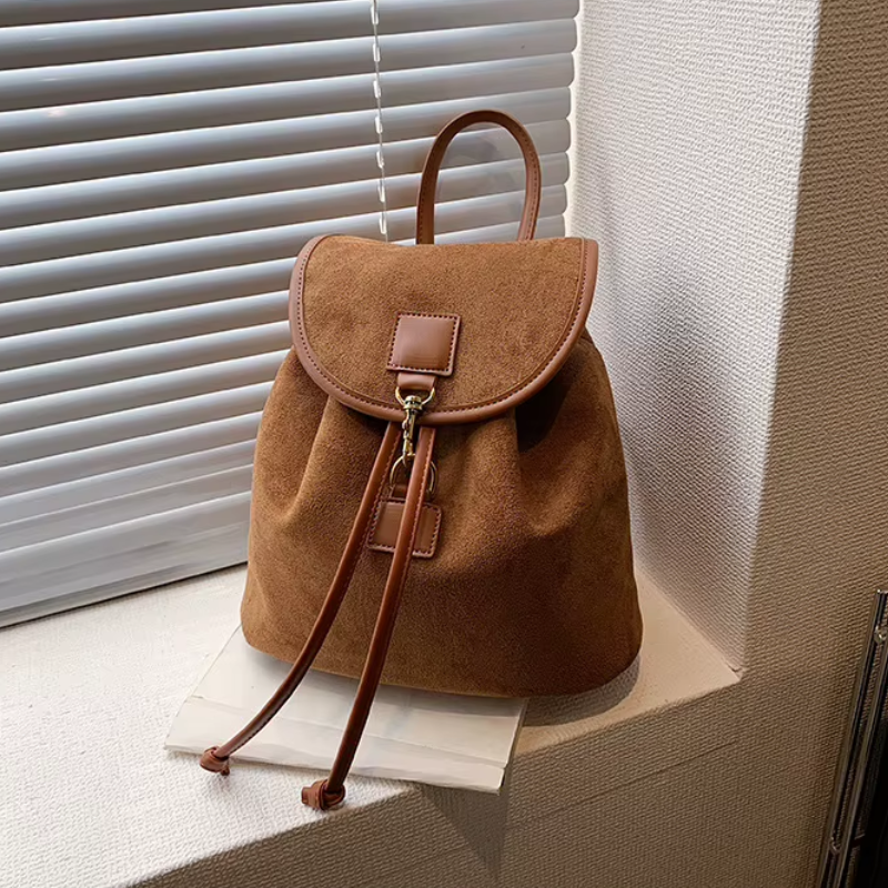 Sac à Dos Chic et Élégant Effet Daim marron - mise en scène près d'une fenêtre - Marron - Noir