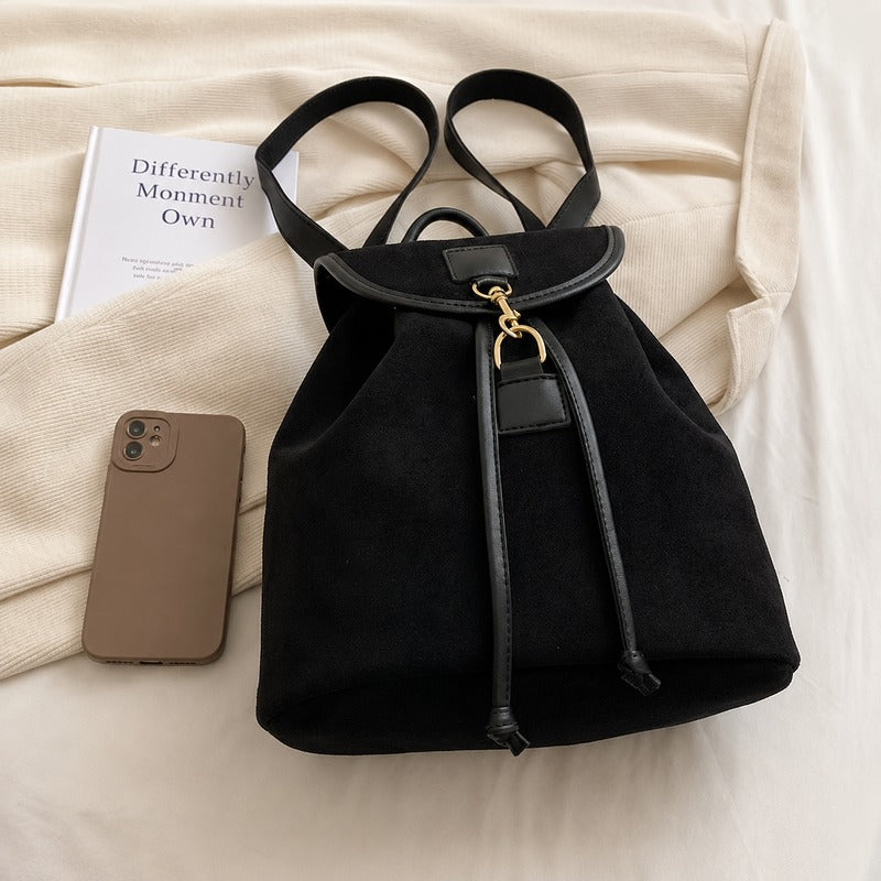 Sac à Dos Chic et Élégant Effet Daim noir - comparaison de taille avec un téléphone - Marron - Noir