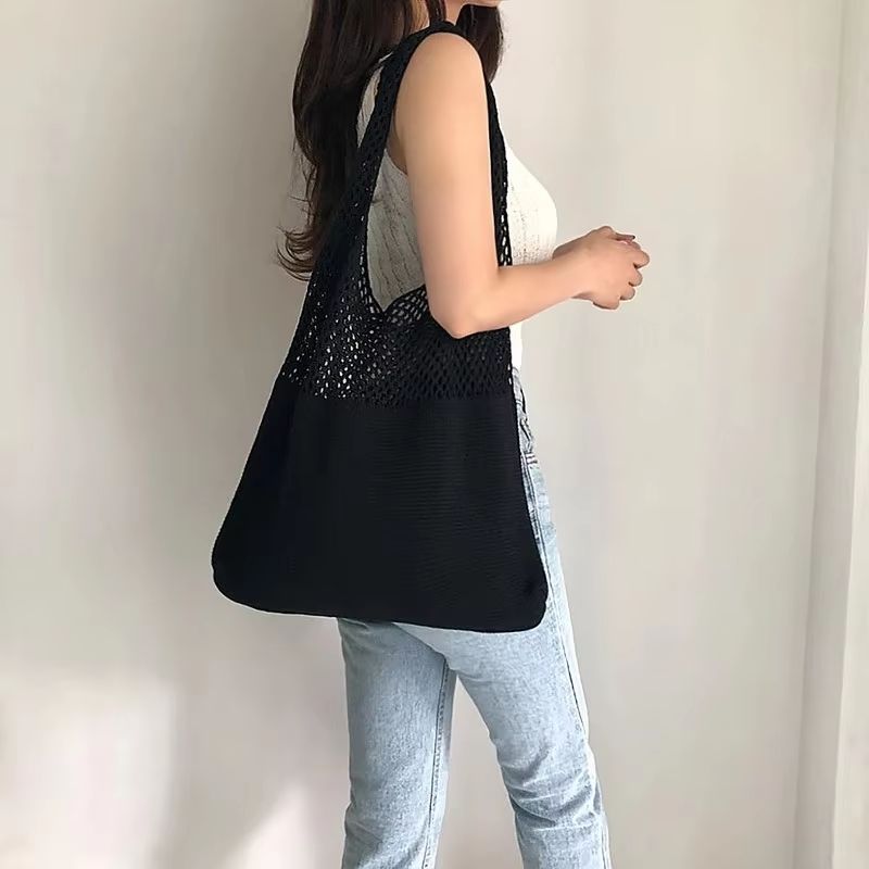 Grand Sac à Main Bohème Chic en Tissu, porté par un mannequin.