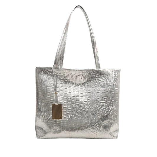 Grand Sac à Main Métallisé avec Effet Croco Élégant, de couleur argentée et sur fond blanc