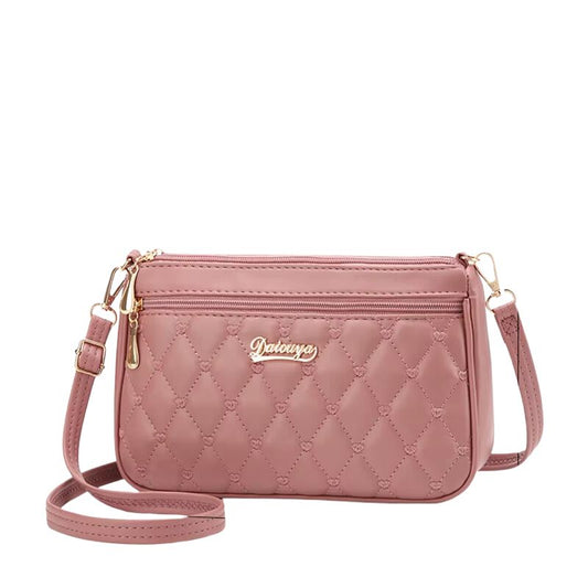Petit Sac à Main Bandoulière en Simili Effet Matelassé, de couleur rose et sur fond blanc.