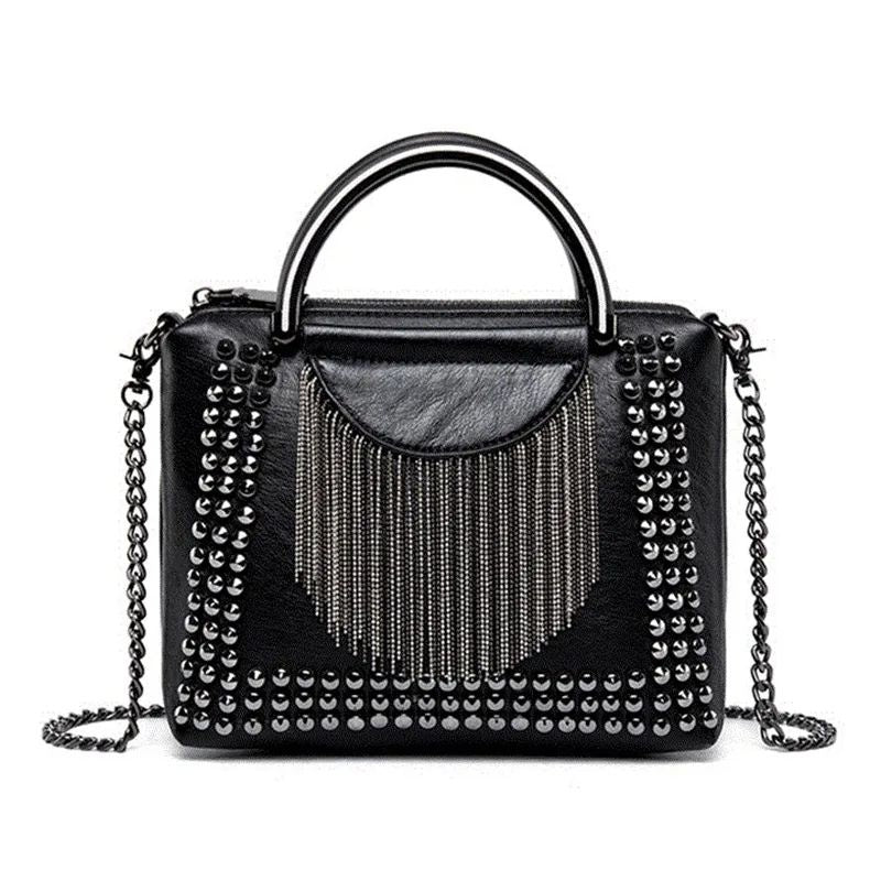 Petit Sac à Main Noir Élégant et Raffiné sur fond blanc