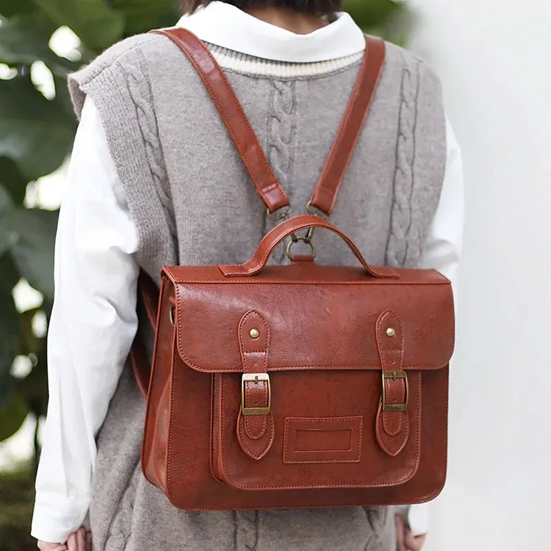 Sac à Dos Cartable Vintage marron porté au dos, détail bretelles et boucles laiton - Marron - Noir