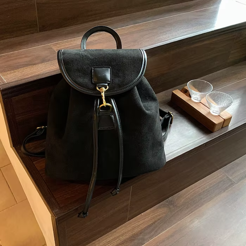 Sac à Dos Chic et Élégant Effet Daim noir - mise en scène sur un escalier - Marron - Noir